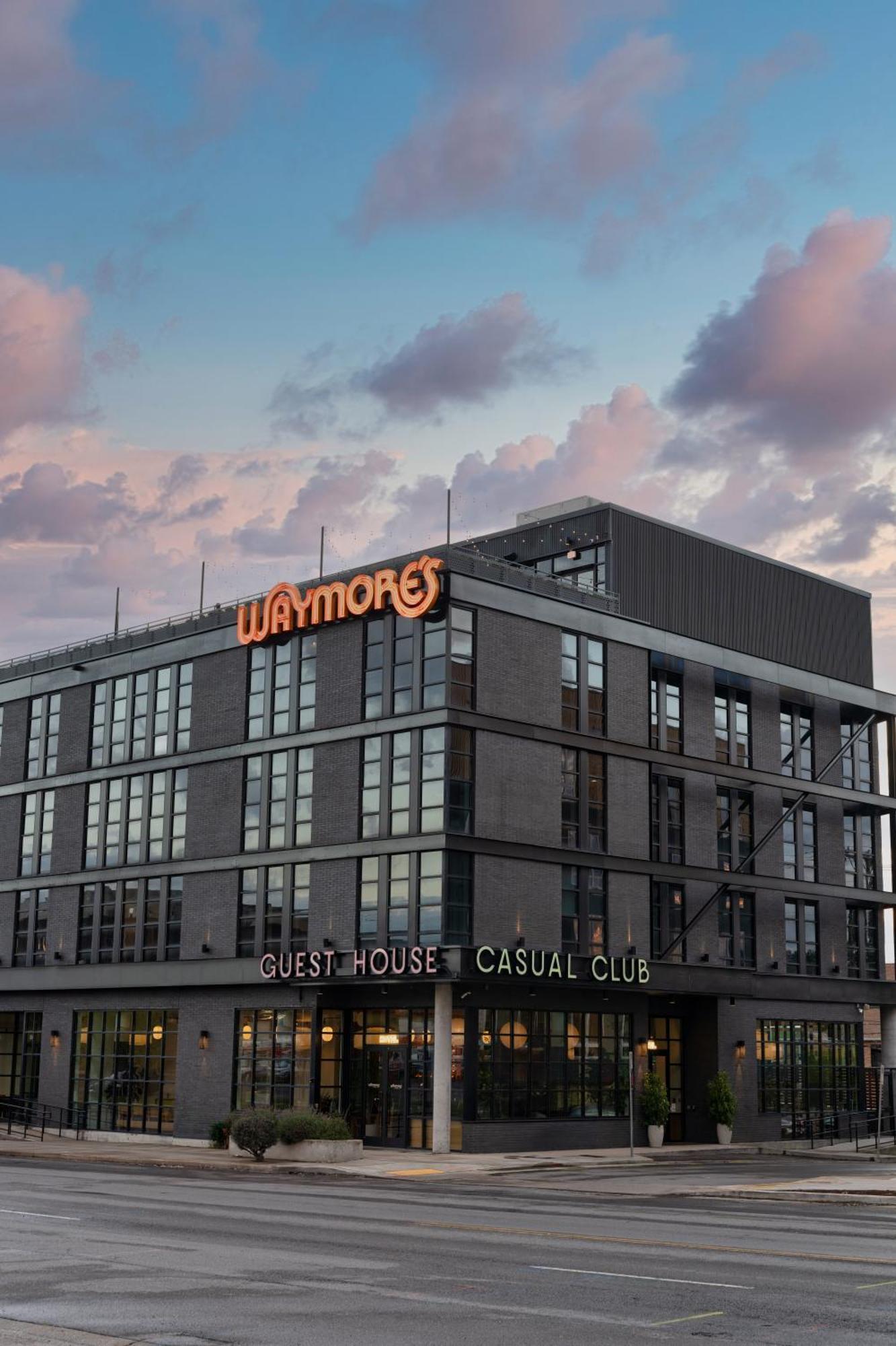 Hotel Waymore's & Casual Club