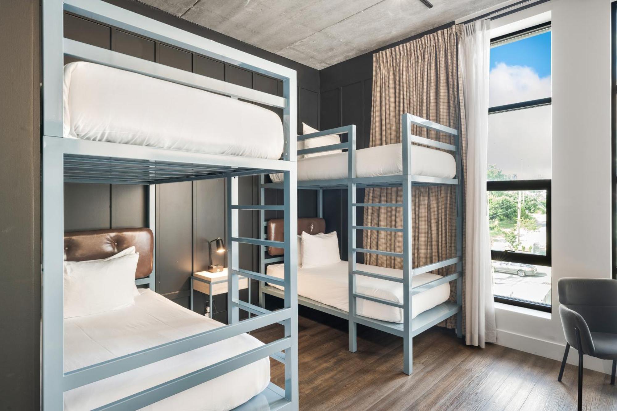 Hotel Waymore's & Casual Club