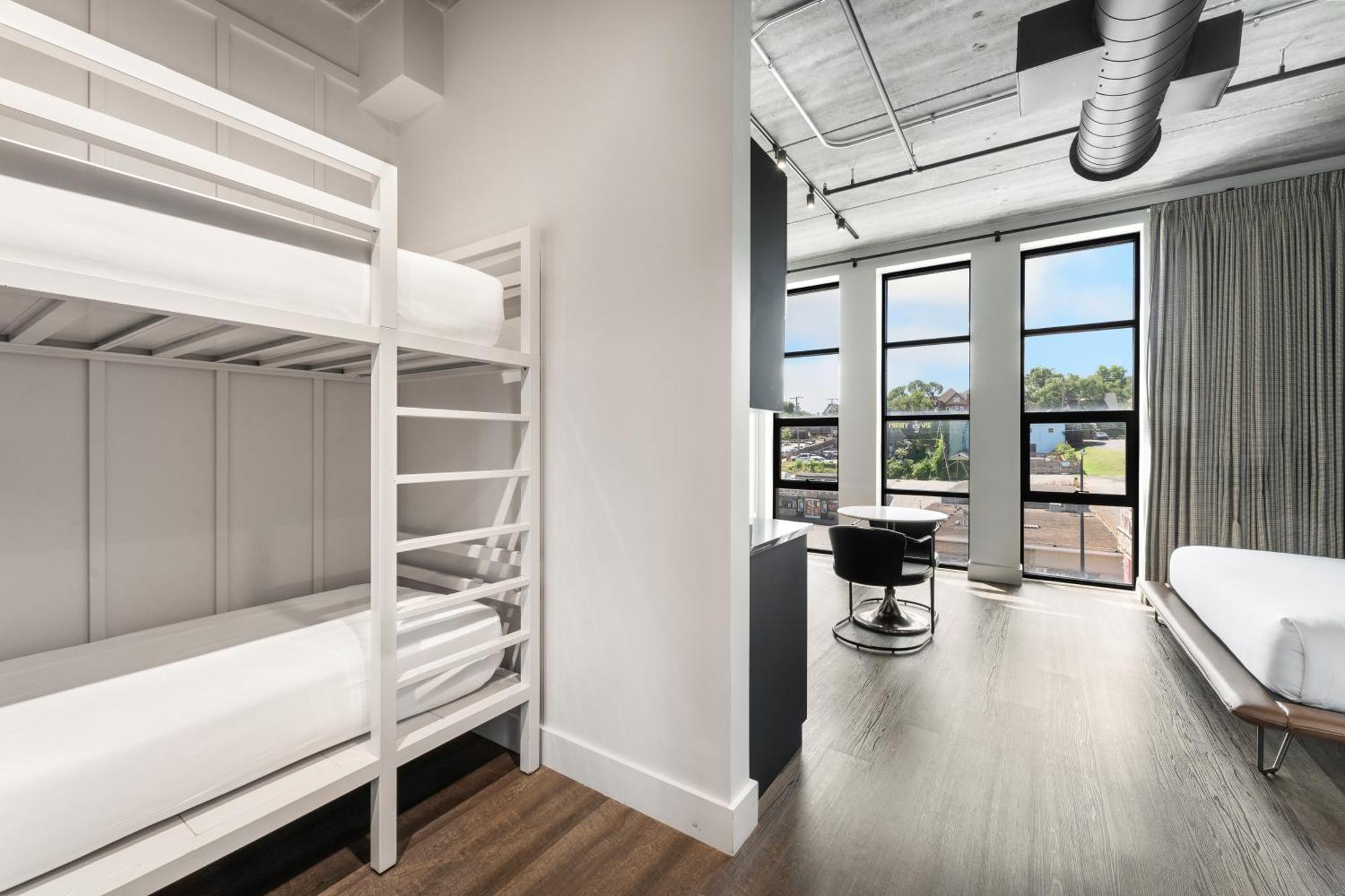 Hotel Waymore's & Casual Club
