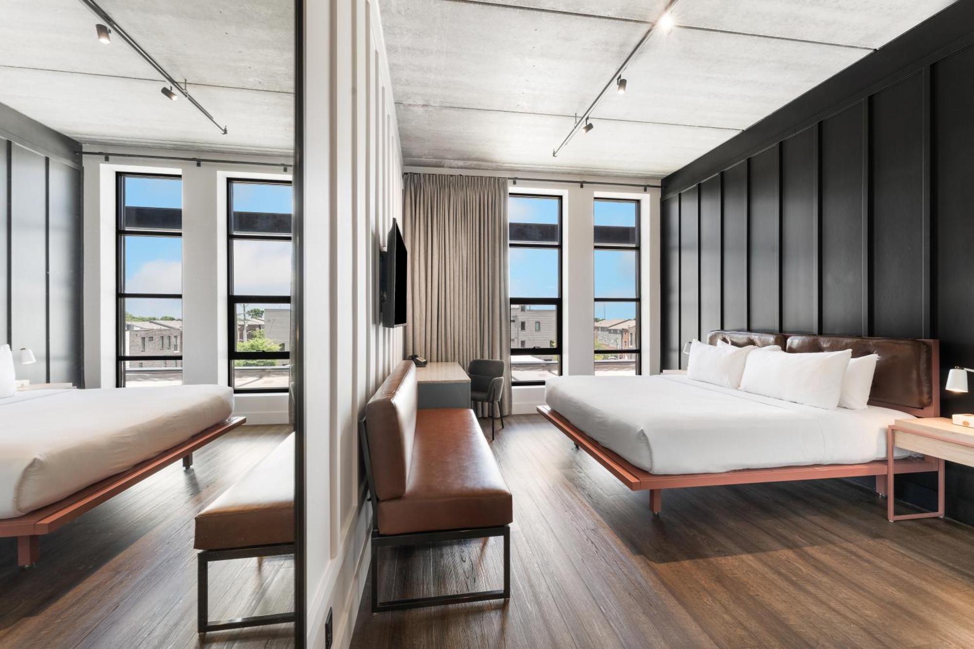 Hotel Waymore's & Casual Club